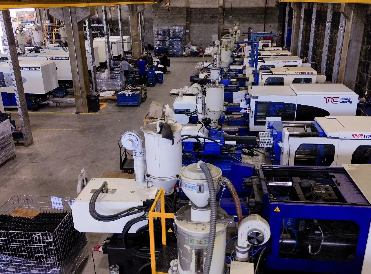 Operação industrial de injeção plástica Presley